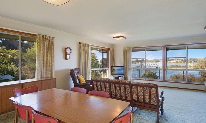 North Narooma House | 2 Water Crescent Retro Haven
