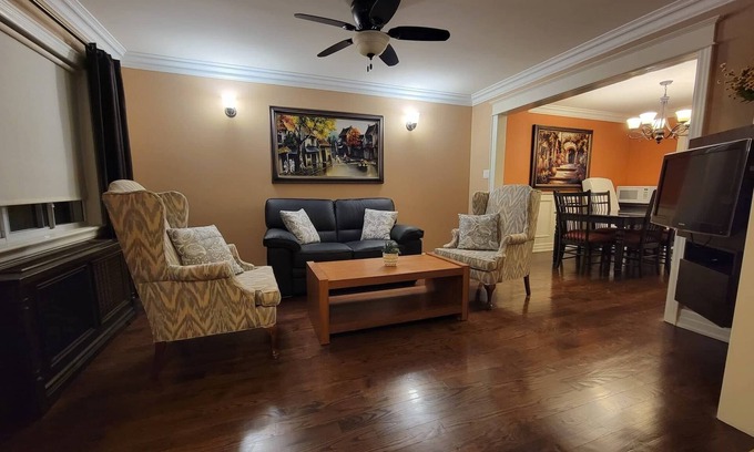 Greenwood - Coxwell House | 20 Minutes to Woodbine Beach - 3BR-Family Friendly Home in Heart of Leslieville