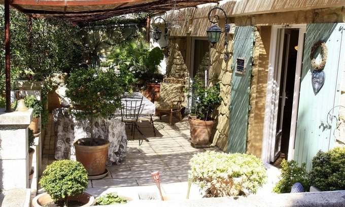 Chateauneuf-de-Gadagne Apartment | 200 meters from the heart of the village, App 55 M² WiFi In a closed courtyard, quiet