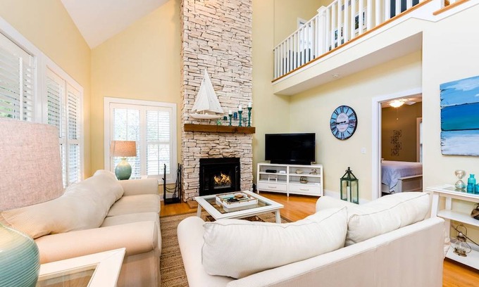 Union Pier House | (2022 Calendar OPEN!) Gorgeous Union Pier Home with Private Hot Tub & Association Pool!