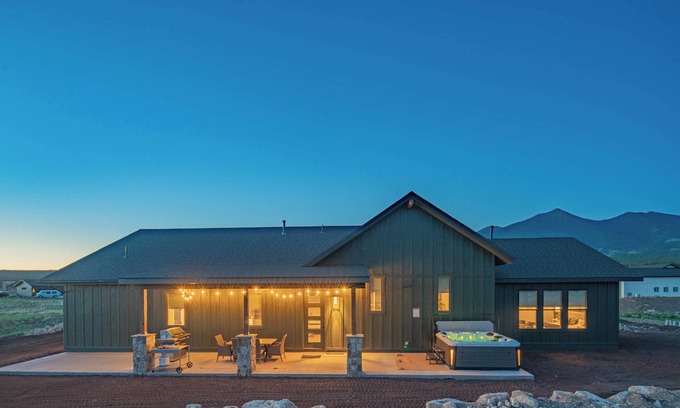Fort Valley House | 2024 New Luxury Mt Home @ Base of Snowbowl w/Hot Tub on 2 Acres