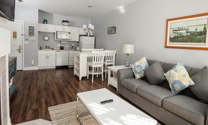 Delavan Lake Condo | 205 - Elegant One Bedroom Condo Suite