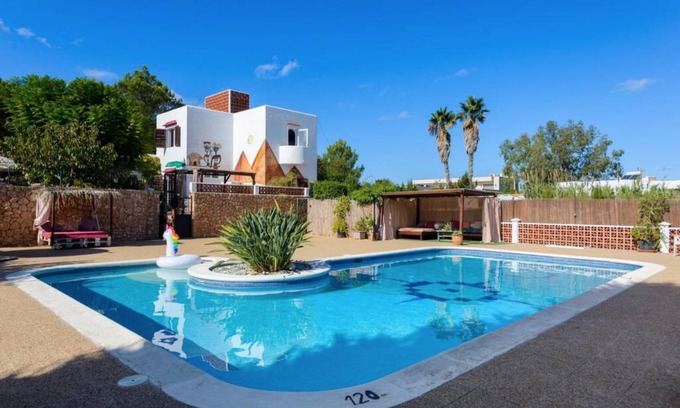 San Antonio Bay Villa | 205 m² Villa ∙ 5 bedrooms ∙ 10 guests