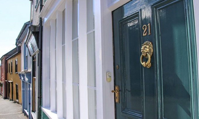 Bishops Castle Cottage | 21 HIGH STREET, pet friendly, with a garden in Bishop's Castle