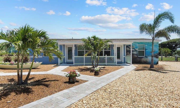 Convair Cove Apartment | 211 Turtle | King Bed | Beach Gear | 1 Block to Beach & Downtown | Dog Friendly