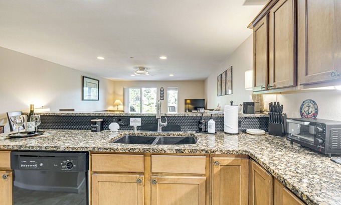 Ocean Shores Apartment | 23-mile Canal On-site: Condo in Ocean Shores!