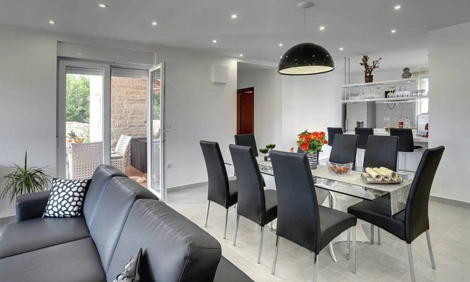 Bratulici House | 230 m² House ∙ 3 bedrooms ∙ 8 guests