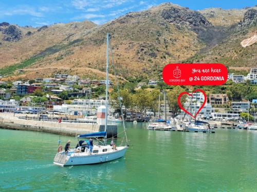 Gordons Bay Central Apartment | '24 Gordonia', Spacious Condo - Sleeps 7, Sea Front, Easy Beach access