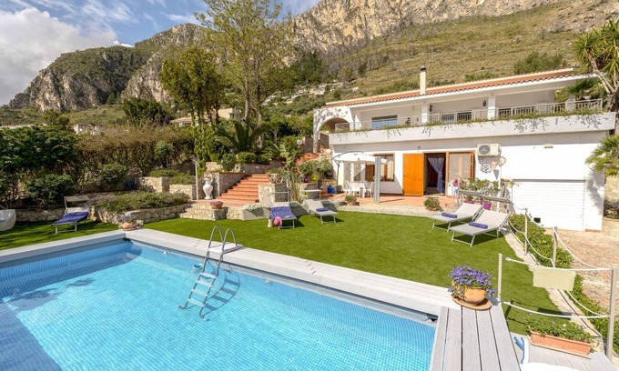 Capo Zafferano Villa | 250 m² Villa ∙ 3 bedrooms ∙ 11 guests