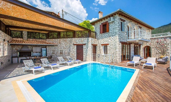 Nidri Villa | 253 m² Villa ∙ 8 bedrooms ∙ 8 guests