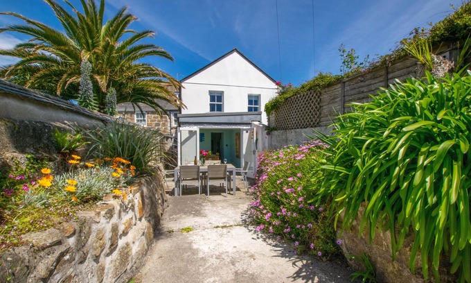 Chysauster House | 26 Chapel Street - Three Bedroom House, Sleeps 6