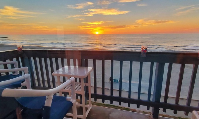 Corpus Christi Condo | 275+ Five Star Reviews - Actually On The Beach! With Pickleball- Pool- Hot Tub