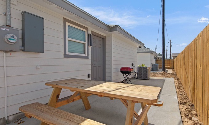 Brownsville Apartment | 2B/1B apartment B in wonderful Brownsville with AC