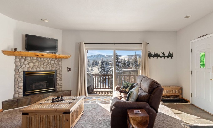 Rendezvous Condo | ★2BD Condo/Hot Tub/Near Slopes/Shops/THE VIEWS!★