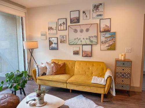 Downtown Apartment | 2BDR&Parking 5-10min to Santa Monica Pier