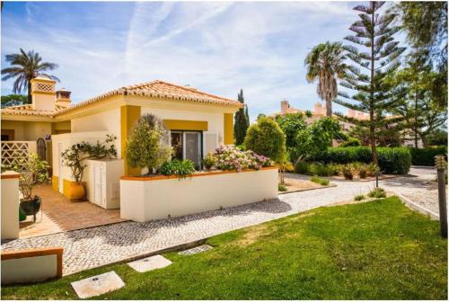 Estombar Apartment | 2bedroom bungalow heated shared pool ,near Carvoeiro and Ferrugudo