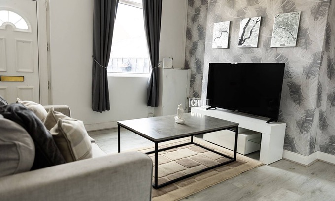 Barnsley House | 2bedroom Cosy Fully detached Retreat, with computerized shower & game room.