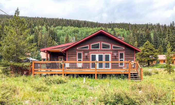 Blue River House | 2BR 2BA Charming Blue River Cabin - 5 Mins from Breckenridge