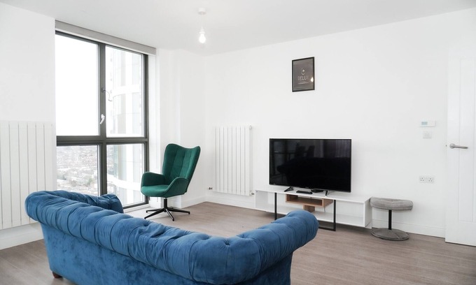 Barking Apartment | 2BR-360 views-Balcony-Parking-WiFi-SmartTV