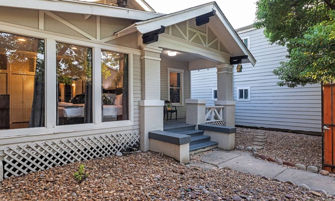 Neartown House | 2BR City Serenity! A Cozy Montrose Private Home