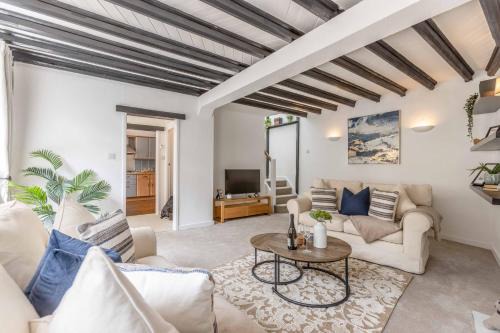 Datchet House | 2BR Cottage and Parking, 10 Mins to Windsor