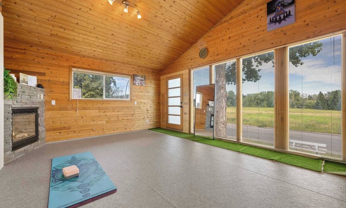 Northwest Calgary House | 2BR Cozy Suite Fireplace Yoga Studio FREE Banff Pass Parking Netflix!