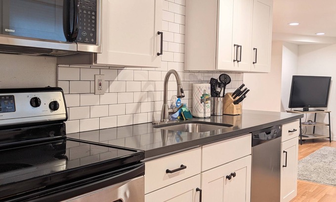 Fremont Apartment | 2BR in heart of Seattle, close to Downtown & UW. Parking on site!