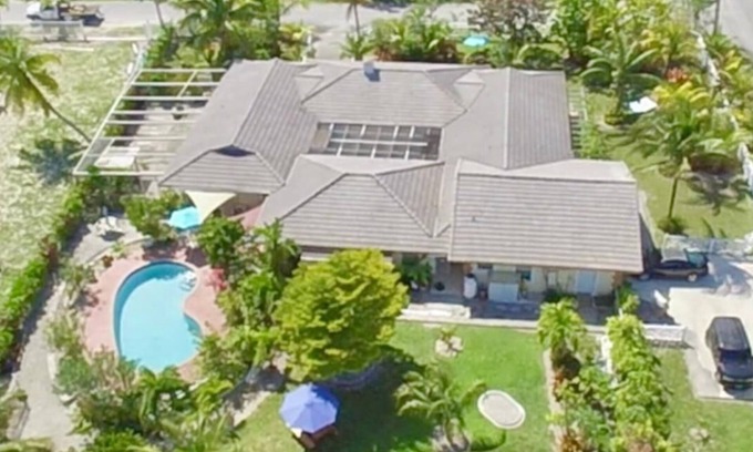 Windsor Park Villa | 2Br near Coral Beach- Coconut Villa, hear the waves and relax!