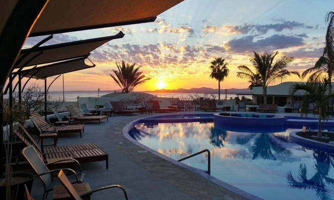 La Ventana Condo | ★2BR Penthouse★ private rooftop, swimming pool, firepit, ocean views, pool table