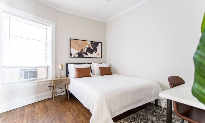 Ravenswood Apartment | 2BR Radiant Urban Apt