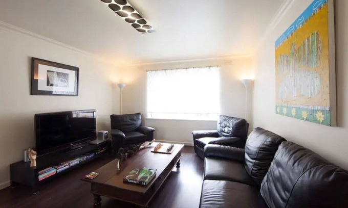 St. Kilda East Apartment | 2br, Safe, Locked Parking & Close to Transport