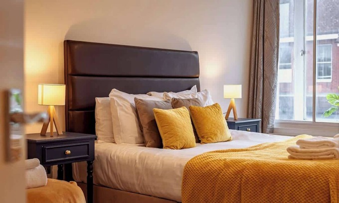 Newbury Apartment | 2BR Town Centre with Fast Wi-Fi & + Sleeps 7!