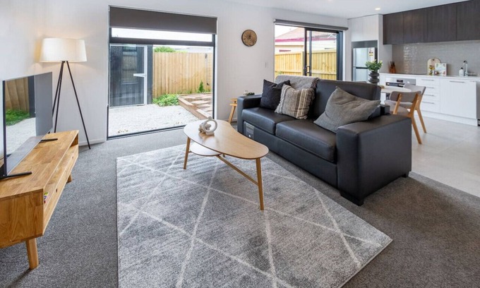 Christchurch Apartment | 2BR Townhouse: Cosy, Close to City, Car Park
