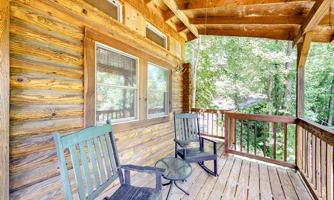 Waynesville Cabin | 2nd-floor cabin with outdoor pool, tennis, golf, kitchenette, deck, streaming