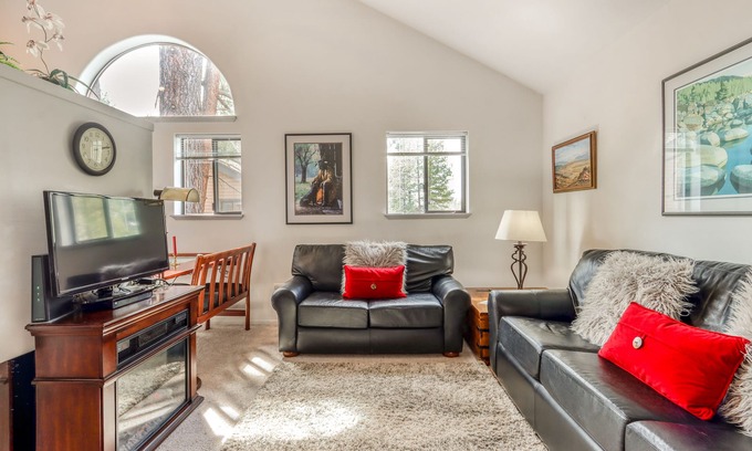 Sunriver Apartment | 2nd-floor studio condo with pool - near shopping & restaurants