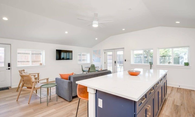 Blanco House | 3/2, Private hot tub, fireplace, firepit