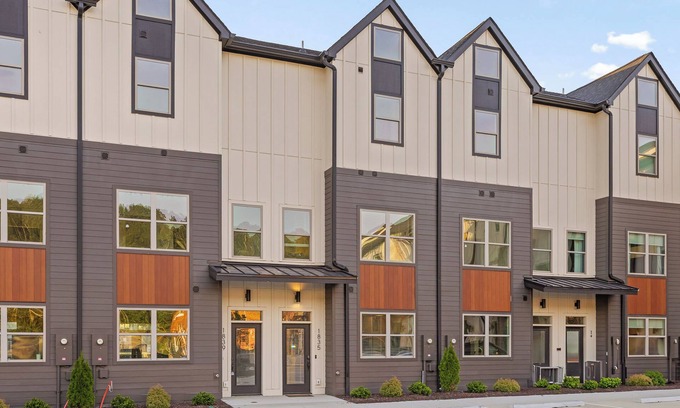 Chattanooga House | 3/3 sauna, arcade, play couch, 70" TV, fire pit, balconies, 6 min from downtown