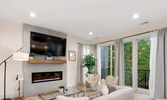 Near West Side Apartment | 3 BDR Astonishing New Apt Steps From United Center
