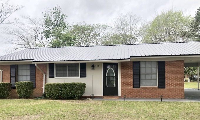 Lyons House | 3 bdrm w basketball court & fire pit-Travel worker