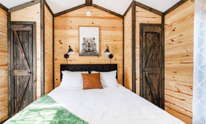 Guntersville Apartment | 3 Bearly Working Luxury Tiny House Firepit Mins to Lake Guntersville