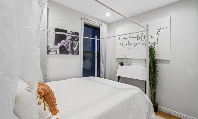 Williamsburg House | 3 BED 2 BATH Pre-War Apartment in Williamsburg, Brooklyn Townhouse