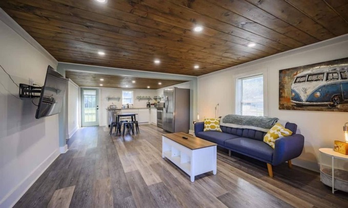 Decherd House | 3 bed 2 bath Renovated Home Near the Lake