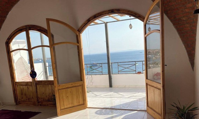 Al Mamsha El Seyahi Apartment | 3-Bed Apartment with Sea View Sleeps 6