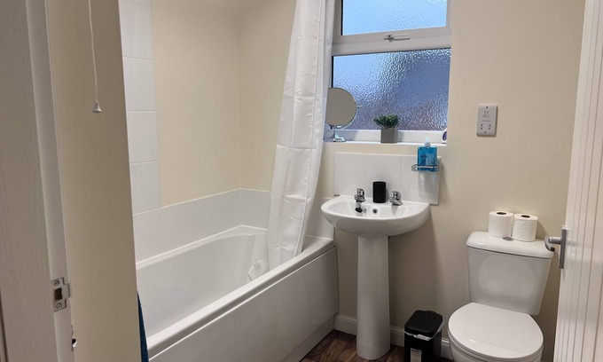 Walsall House | 3-Bed fully furnished house in Walsall, near M6 J11/10, Wolverhampton, Cannock.