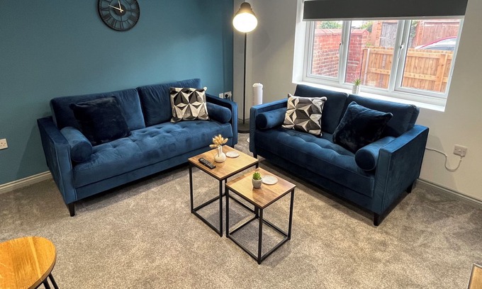 Doncaster Apartment | 3 Bed Home Next to Races & City Centre | Sleeps 6
