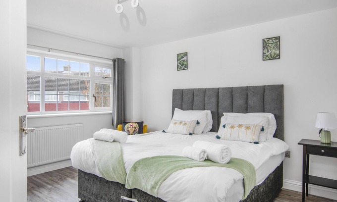 Gravesend House | 3 Bed House - Sleeps 5 - Garden - Parking