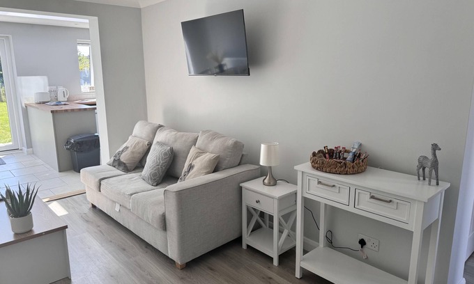 Heacham House | 3 Bed House - Sleeps 6 - Pets - Garden - Parking