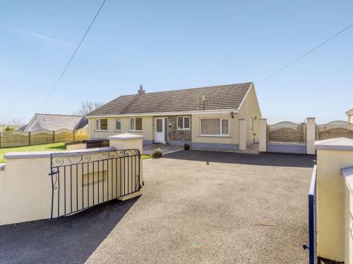 Maenclochog House | 3 Bed in Narberth 73936
