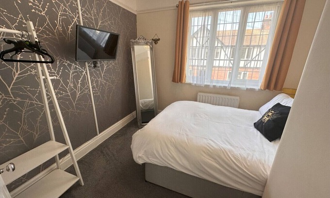 Chelmsford House | 3 bed Private Drive Fast Wifi close to town centre