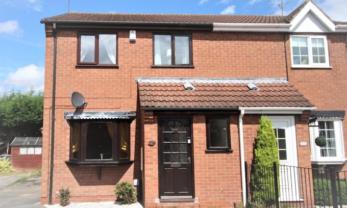 Thorne House | 3 Bed Semi - Sleeps 5 - Private Garden & Parking - Quiet Cul De Sac Location - Dog Friendly - Fast Wifi - Close to Motorway Access